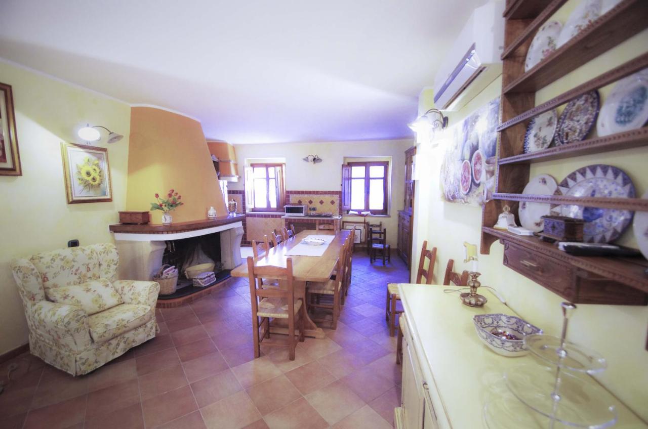 Casa De Ajala - B&B De Charme In Antica Dimora Totalmente Ristrutturata E Dotata Di Tutti I Confort Bagni Privati Spazio Living Patio Esterno Ambienti Climatizzati Degustazioni Prodotti Locali Làconi Eksteriør billede