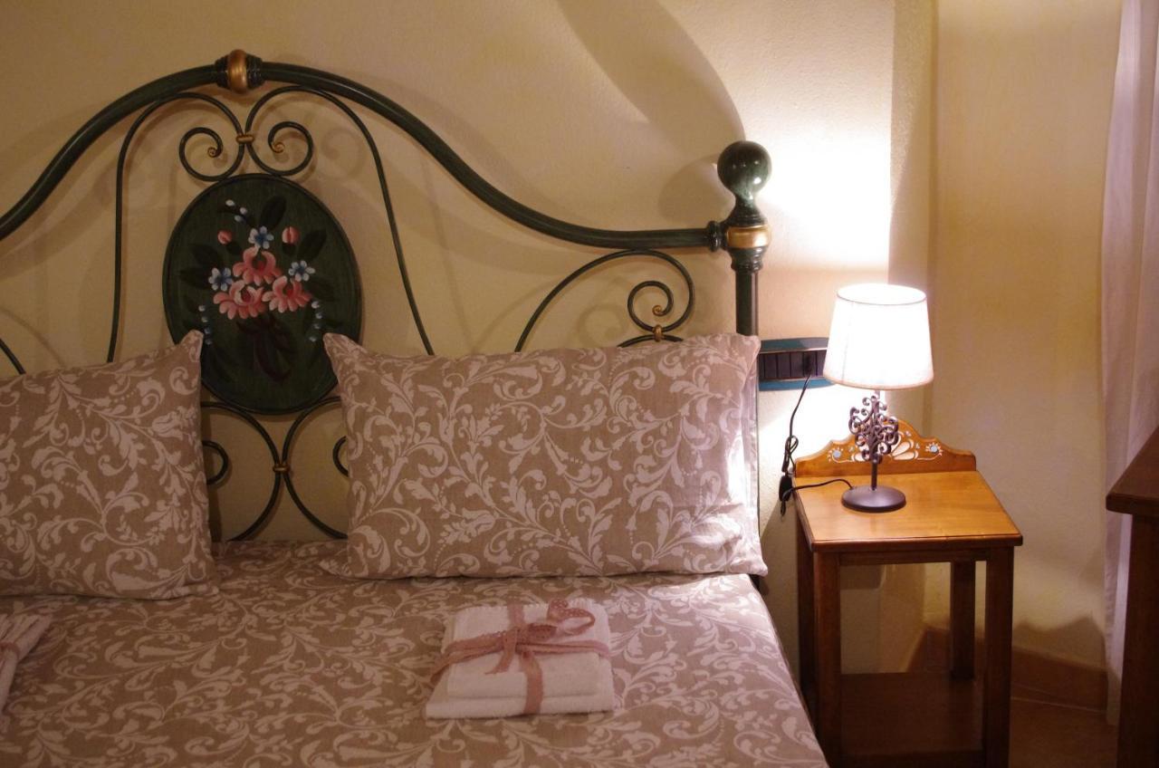 Casa De Ajala - B&B De Charme In Antica Dimora Totalmente Ristrutturata E Dotata Di Tutti I Confort Bagni Privati Spazio Living Patio Esterno Ambienti Climatizzati Degustazioni Prodotti Locali Làconi Eksteriør billede