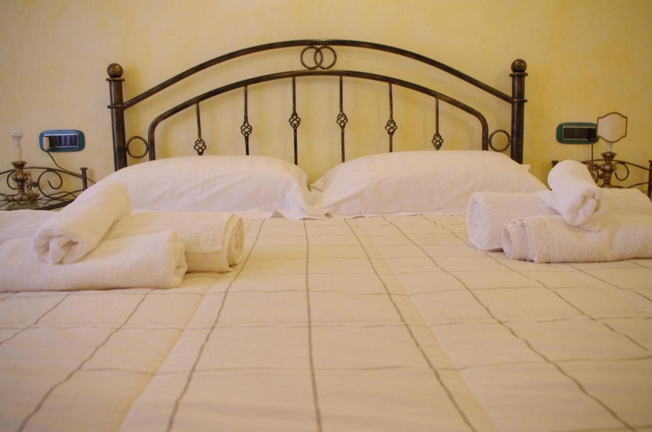 Casa De Ajala - B&B De Charme In Antica Dimora Totalmente Ristrutturata E Dotata Di Tutti I Confort Bagni Privati Spazio Living Patio Esterno Ambienti Climatizzati Degustazioni Prodotti Locali Làconi Eksteriør billede
