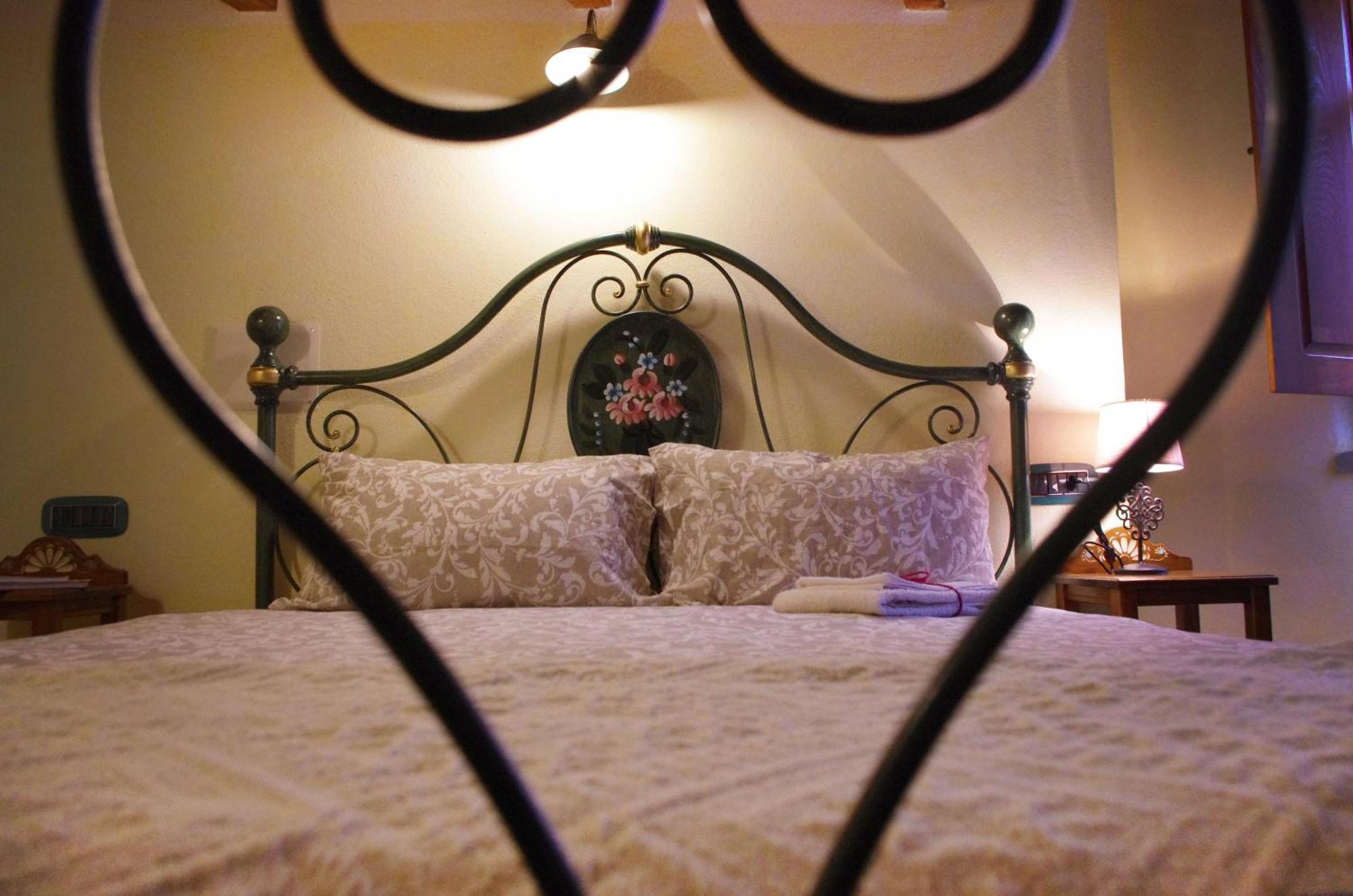 Casa De Ajala - B&B De Charme In Antica Dimora Totalmente Ristrutturata E Dotata Di Tutti I Confort Bagni Privati Spazio Living Patio Esterno Ambienti Climatizzati Degustazioni Prodotti Locali Làconi Eksteriør billede